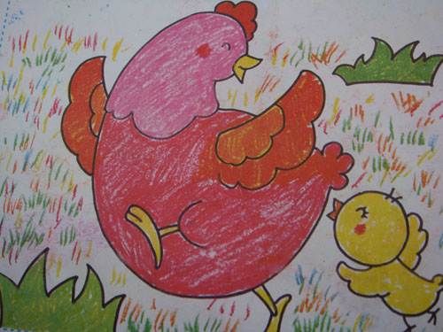 看看小朋友画的画，多可爱呀！小鸡妈妈和小鸡正在做游戏，画面活泼生动，很是逼真哟。