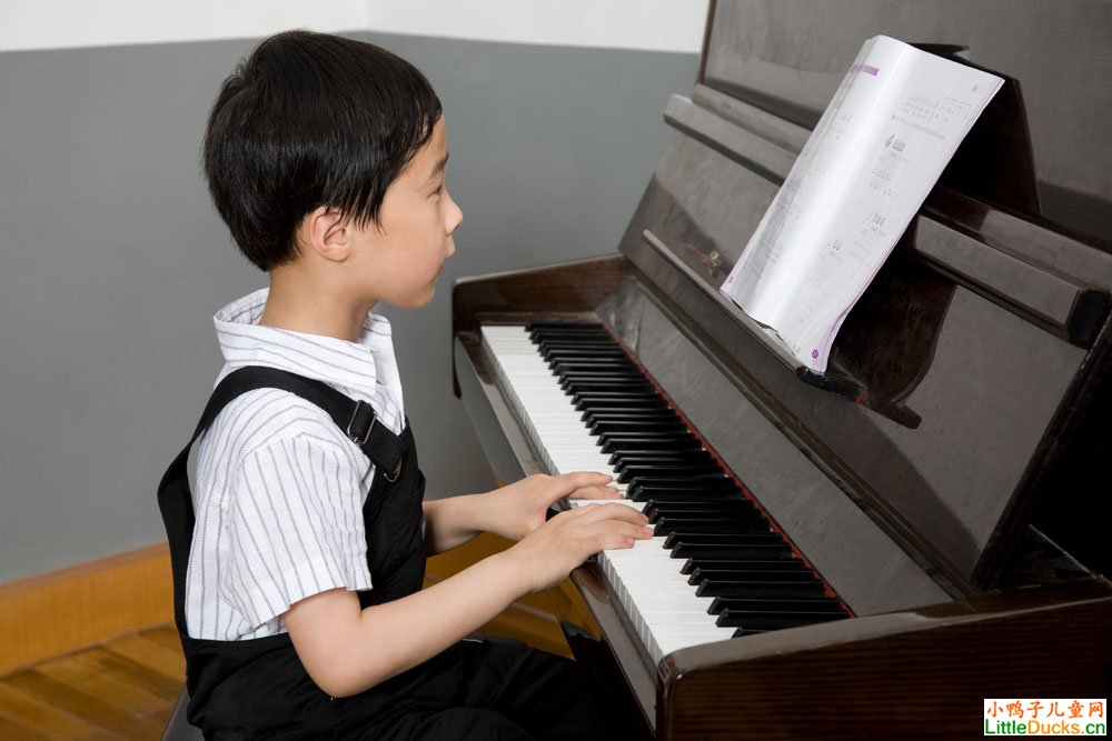 儿童弹钢琴常犯的四个错误及纠正方法